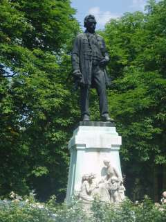 Sümeg, Kossuth u. 13. Ramassetter szobor 1.kép.jpg Sümeg, Kossuth u. 13. Ramassetter szobor 1.kép.jpg